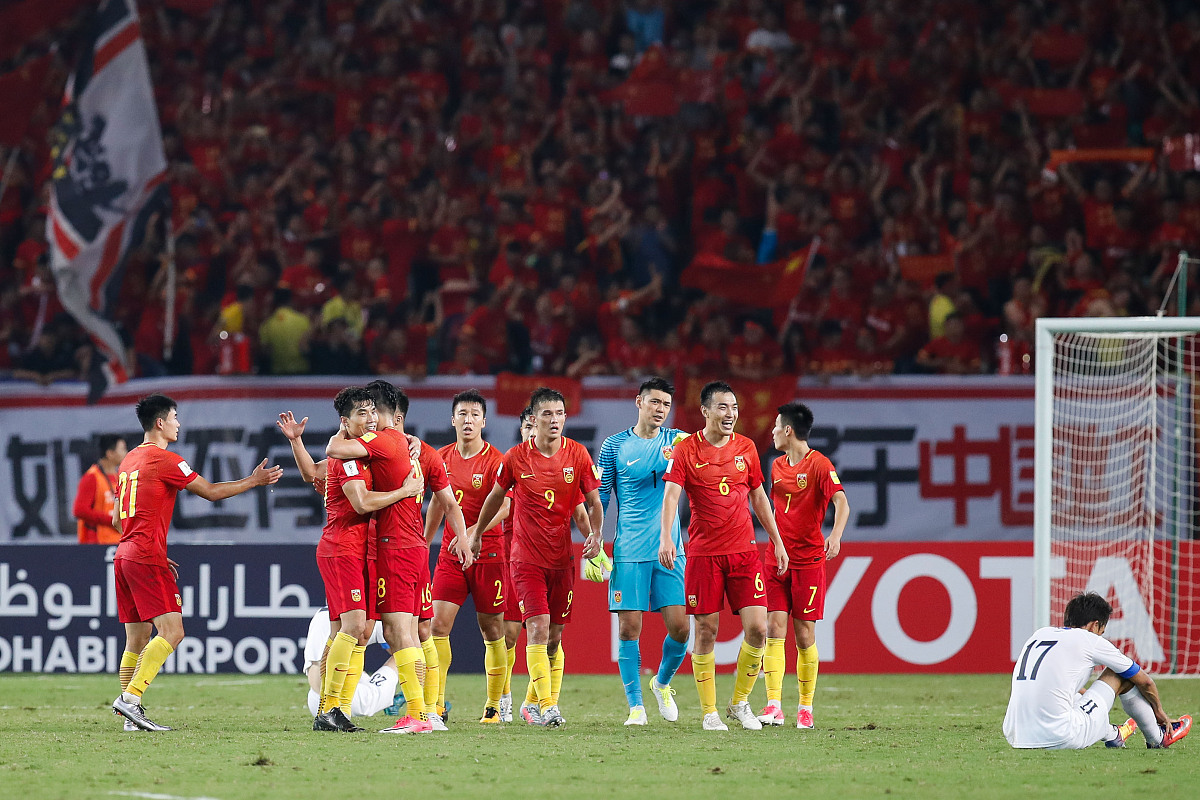 中国足球队在国际赛事中崭露头角，引发关注