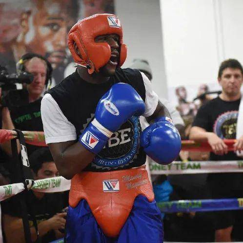 关于谁能阻挡？汉密尔顿再度创下拳击历史新纪录的信息